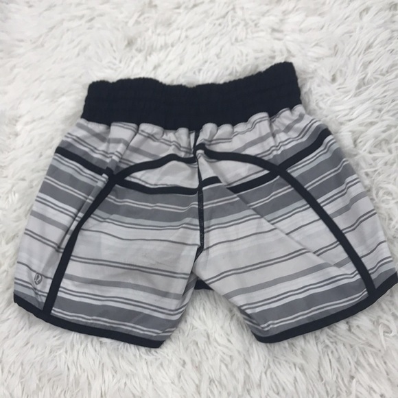 Lululemon Tracker Short II Mini Groovy Stripe Dune Horizontal / Black - Picture 4 of 5
